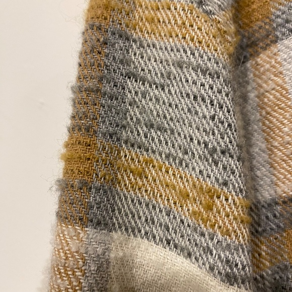 Zara Cream and Grey Plaid Lined Oversized Button Front Shacket - Picture 2 of 5